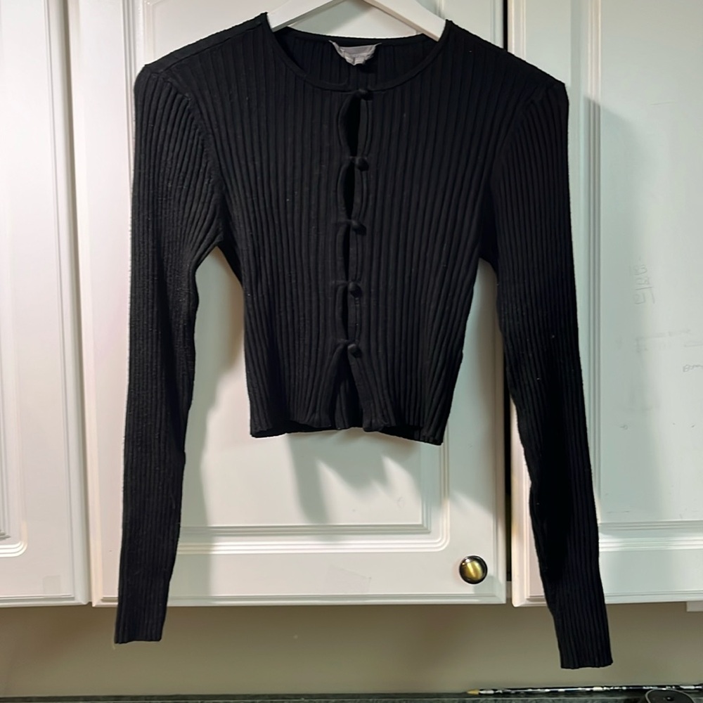 Urban outfitters long sleeve ribbed sweater.
Size: M
Color: black
